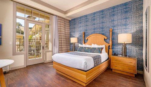 Queen Room with Roll-In Shower - Mobility Access