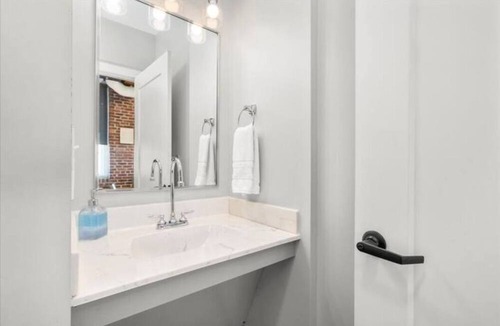 Manchester Apartment | [Pet Friendly] Gatsby's Corner