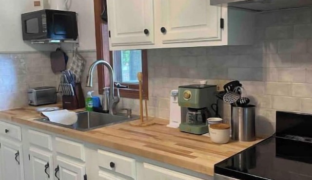Cozy private studio -full kitchen and bathnn