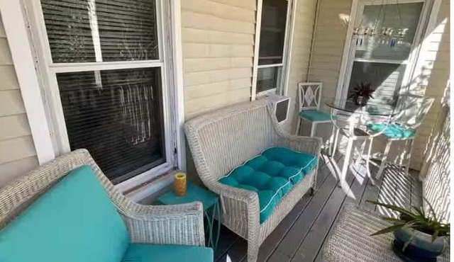 Walk to charming Historic Milford “Oval”. 2 bedrooms, King bed, can sleep 6.